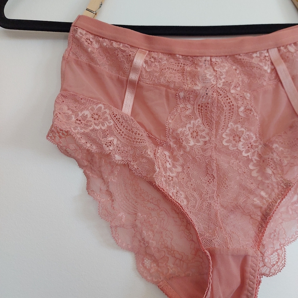 Feather And Pearl Lingerie Set - Picture 5 of 8